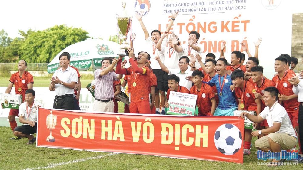 Cúp vô địch được trao cho đội bóng Sơn Hà