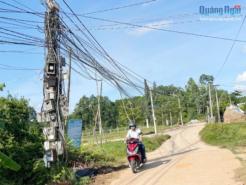Hệ thống lưới điện ở xã Bình Hiệp (Bình Sơn) xuống cấp nghiêm trọng, không đảm bảo an toàn.