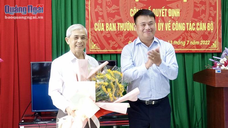 Phó Bí thư Thường trực Tỉnh ủy, Trưởng đoàn ĐBQH tỉnh Đặng Ngọc Huy trao Quyết định và tặng hoa chúc mừng đồng chí Võ Tấn Lãm.