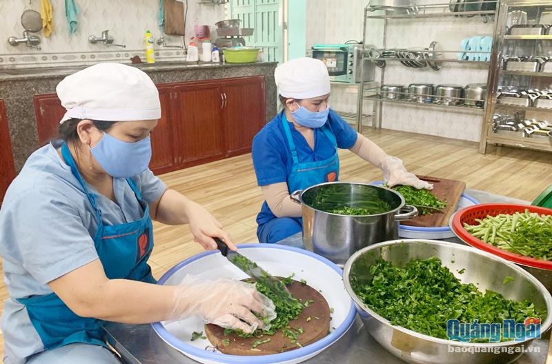 Các đầu bếp của Trường Mầm non 2/9 (TP.Quảng Ngãi) chế biến thức ăn cho học sinh.