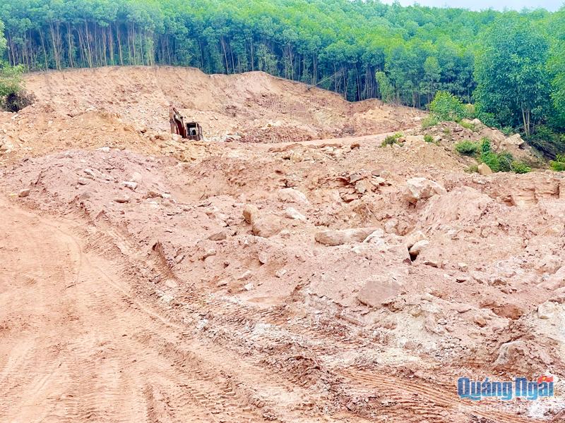 Mỏ đất tại xã Hành Thiện (Nghĩa Hành) được đưa vào danh sách các mỏ đất phục vụ thi công đường cao tốc Bắc - Nam phía đông, đoạn qua Quảng Ngãi. 