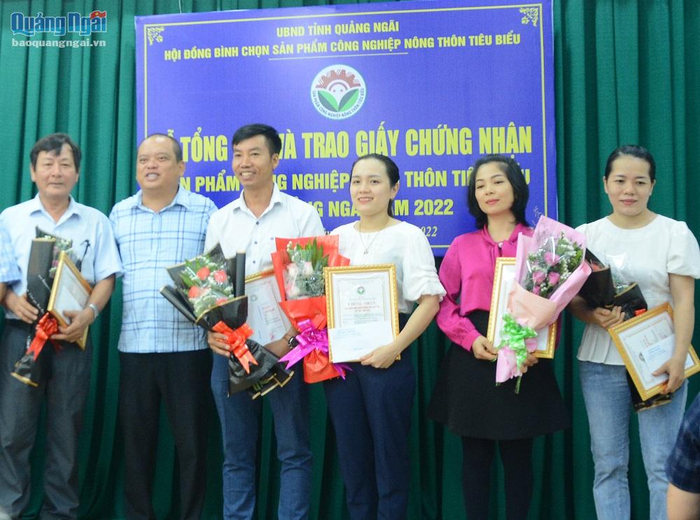 Trao Giấy chứng nhận cho 17 sản phẩm công nghiệp nông thôn tiêu biểu tỉnh Quảng Ngãi năm 2022