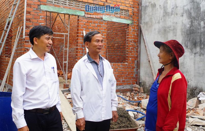 Bà Võ Thị Quy bày tỏ niềm vui với cán bộ Mặt trận khi được hỗ trợ xây dựng nhà ở.                                                ẢNH: HIỀN THU