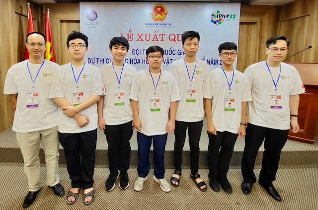 Đội tuyển quốc gia Việt Nam gồm 5 học sinh dự thi và có tỷ lệ 100% đoạt Huy chương.