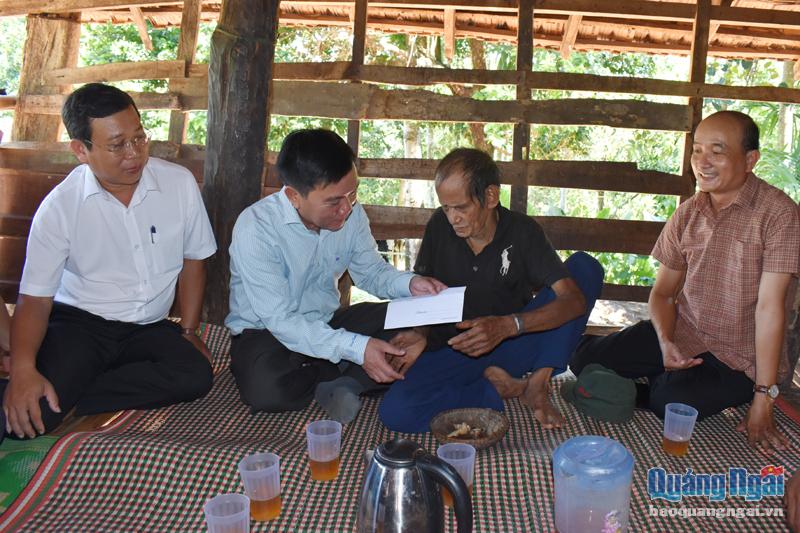 Phó Chủ tịch HĐND tỉnh Nguyễn Tấn Đức thăm, tặng quà gia đình chính sách