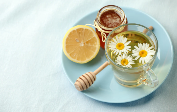 Hương vị dịu nhẹ của trà hoa cúc có tác dụng giảm sưng, tấy đỏ tại họng.