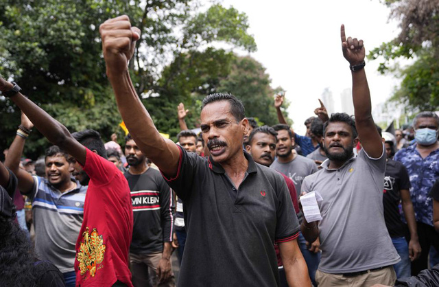 Biểu tình phản đối chính phủ ở Colombo, Sri Lanka, ngày 6/5/2022. (Ảnh: AP)