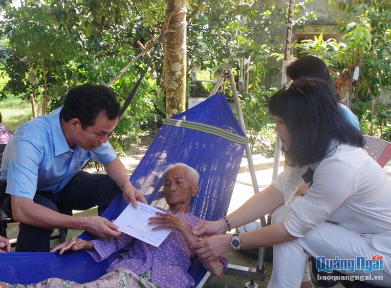 Ủy viên Ban Thường vụ, Trưởng ban Tuyên giáo Tỉnh ủy Đặng Ngọc Dũng thăm, tặng quà Mẹ Việt Nam Anh hùng Phạm Thị Hà, ở xã Tịnh Đông (Sơn Tịnh). ẢNH: H.THU