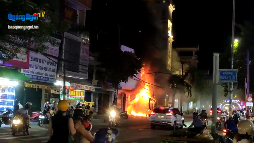 Cháy lớn xảy ra trên đường Quang Trung, thành phố Quảng Ngãi