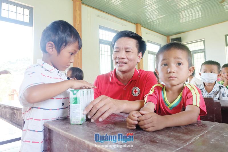 Các cháu ở điểm trường mẫu giáo thôn Tây, xã Trà Sơn (Trà Bồng), được nhận  sữa từ đại diện Hội Chữ thập đỏ tỉnh.