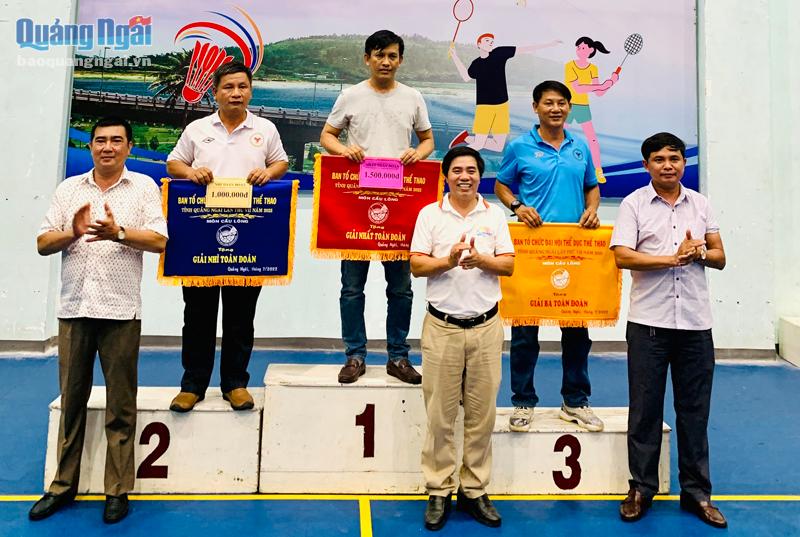 Ban tổ chức trao giải cho các đoàn đoạt giải Nhất, Nhì, Ba môn cầu lông tại Đại hội Thể dục thể thao tỉnh.