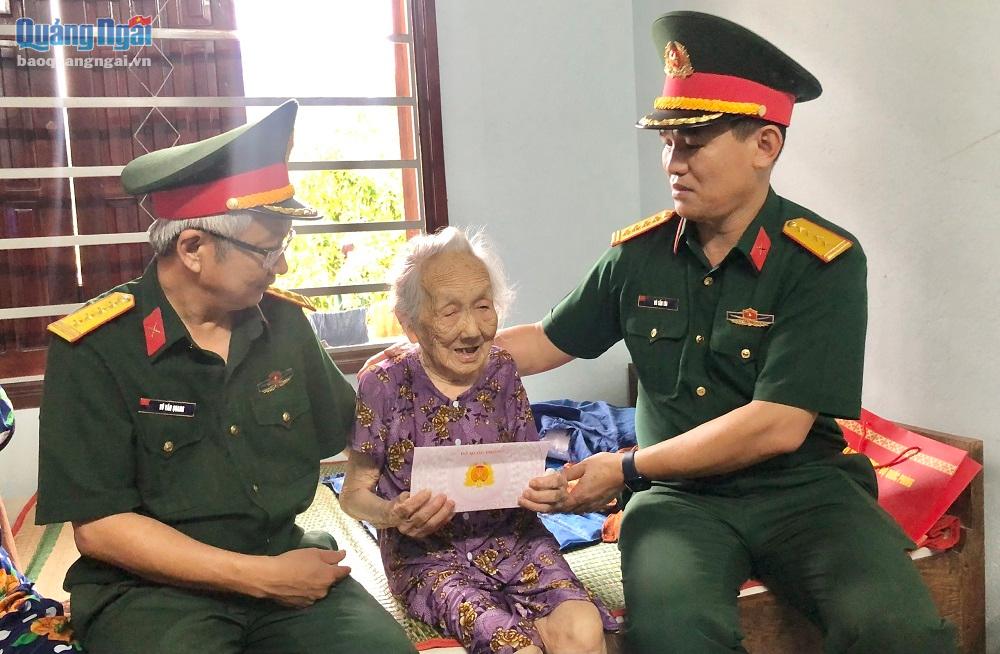Thăm, tặng quà cho Mẹ VNAH Nguyễn Thị Phi.