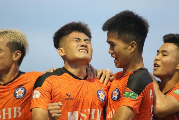  Phi Hoàng (trái) ăn mừng bàn thắng đầy hạnh phúc - Ảnh: THẮNG LÊ
