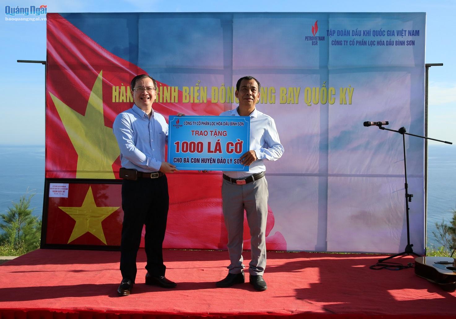 Công ty BSR tặng 1.000 lá cờ Tổ quốc cho nhân dân đảo Lý Sơn.