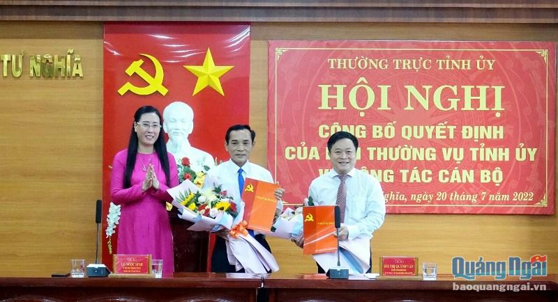 Ủy viên Trung ương Đảng, Bí thư Tỉnh ủy, Chủ tịch HĐND tỉnh Bùi Thị Quỳnh Vân trao các Quyết định và tặng hoa chúc mừng đồng chí Trần Quang Tòa và Nguyễn Phúc Nhân.