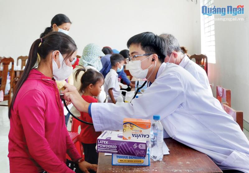 Bác sĩ Câu lạc bộ Thầy thuốc trẻ tỉnh khám bệnh miễn phí cho người dân ở thôn Quế, xã Trà Bùi (Trà Bồng).