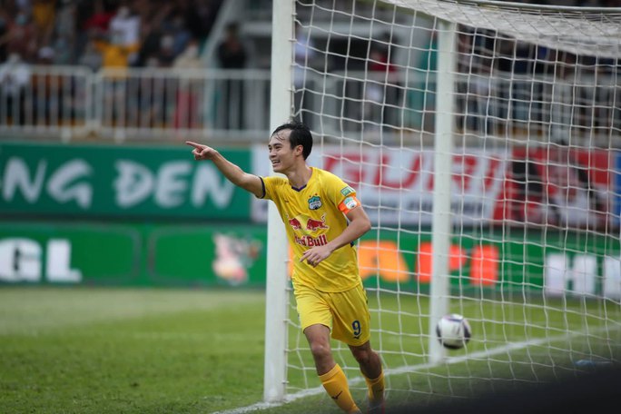 Tiền đạo đội trưởng Nguyễn Văn Toàn vui mừng sau khi ghi bàn.
