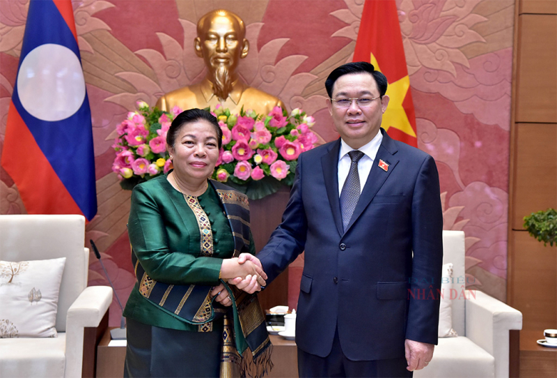 Chủ tịch Quốc hội Vương Đình Huệ tiếp Phó Chủ tịch Quốc hội Lào Sounthone Xayachak
