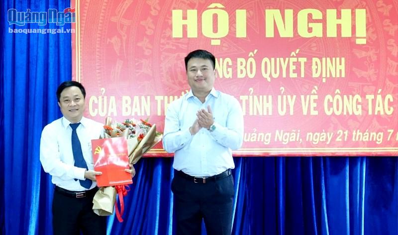 Phó Bí thư Thường trực Tỉnh ủy, Trưởng đoàn ĐBQH tỉnh Đặng Ngọc Huy trao Quyết định và tặng hoa chúc mừng đồng chí Nguyễn Phúc Nhân.