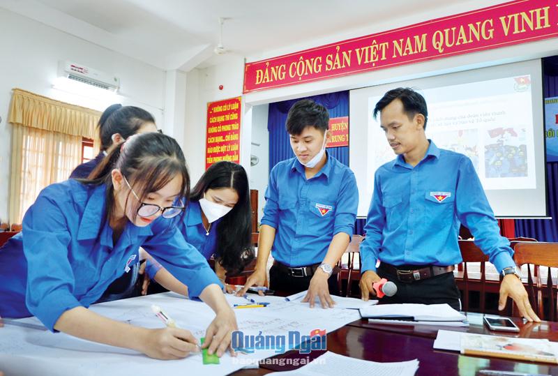 Đoàn viên, thanh niên tích cực tham gia các lớp bồi dưỡng nghiệp vụ do Huyện đoàn Tư Nghĩa tổ chức.