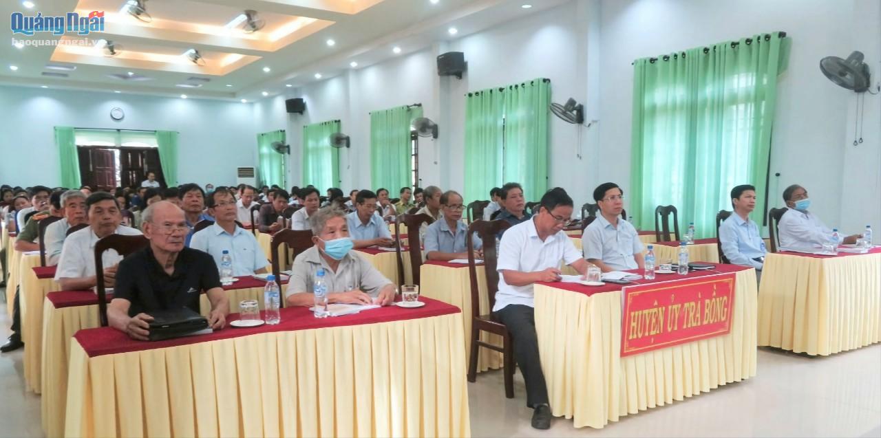 Cán bộ, đảng viên huyện Trà Bồng tham dự hội nghị tại điểm cầu huyện. 