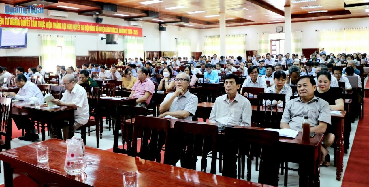 Các đại biểu tham dự hội nghị tại điểm cầu huyện Tư Nghĩa.