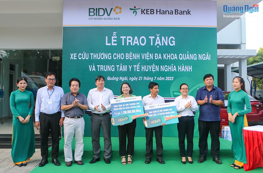 BIDV Quảng Ngãi: Trao tặng 2 xe cứu thương với tổng trị giá 2,4 tỷ đồng