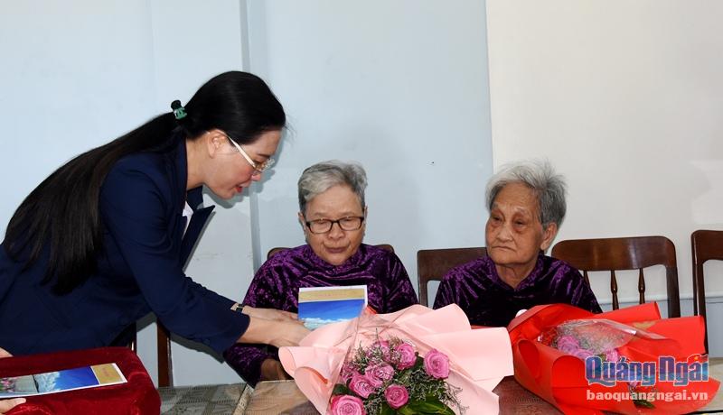 Ủy viên Trung ương Đảng, Bí thư Tỉnh ủy, Chủ tịch HĐND tỉnh Bùi Thị Quỳnh Vân đã đến thăm, tặng quà cho bà Nguyễn Thị Vệ và bà Đỗ Thị Ư.