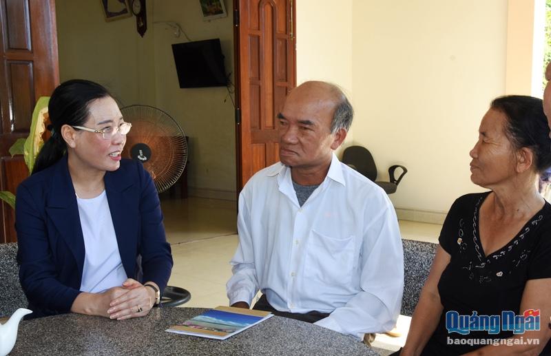 Ủy viên Trung ương Đảng, Bí thư Tỉnh ủy, Chủ tịch HĐND tỉnh Bùi Thị Quỳnh Vân thăm gia đình Đoàn Việt Hồng, thương binh 1/4.