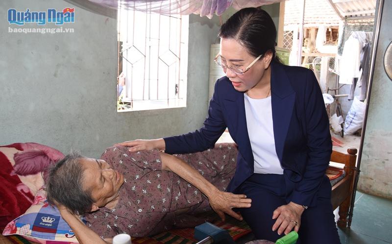 Ủy viên Trung ương Đảng, Bí thư Tỉnh ủy, Chủ tịch HĐND tỉnh Bùi Thị Quỳnh Vân thăm hỏi sức khỏe bà Võ Thị Lựu (vợ liệt sĩ).