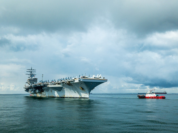 Tàu sân bay USS Ronald Reagan được lai dắt vào cảng Changi ngày 22-7 - Ảnh: HẢI QUÂN MỸ
