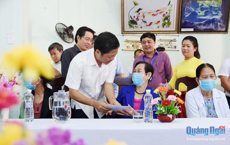 Trưởng Ban Kinh tế Trung ương Trần Tuấn Anh thăm, tặng quà người có công tỉnh Quảng Ngãi