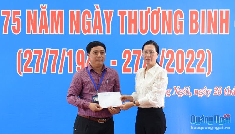Ủy viên Trung ương Đảng, Bí thư Tỉnh ủy, Chủ tịch HĐND tỉnh Bùi Thị Quỳnh Vân tặng quà cho tập thể Trung tâm Điều dưỡng người có công tỉnh.