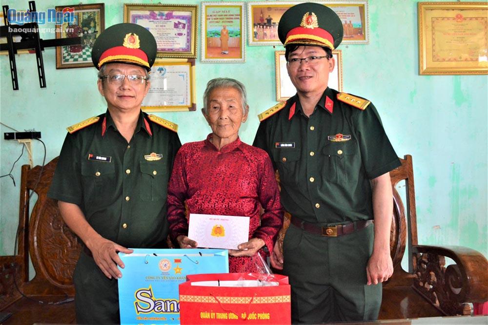 Thượng tá Lương Đình Chung, Chính Ủy Bộ CHQS tỉnh tặng quà cho Mẹ Việt Nam Anh hùng Đỗ Thị Minh