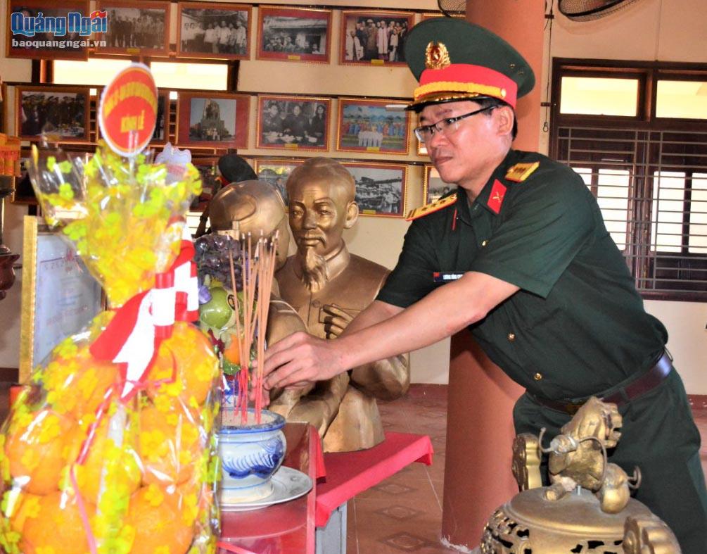 Thượng tá Lương Đình Chung, Chính Ủy Bộ CHQS tỉnh viếng hương tại Nhà lưu niệm Trung Tướng Phạm Kiệt.