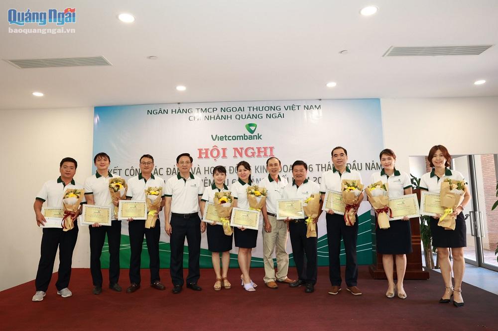 Vietcombank Quảng Ngãi khen thưởng cho các tập thể.