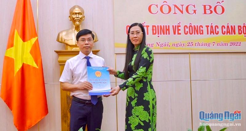 Ủy viên Trung ương Đảng, Bí thư Tỉnh ủy, Chủ tịch HĐND tỉnh Bùi Thị Quỳnh Vân trao Quyết định cho đồng chí Trương Minh Sang.