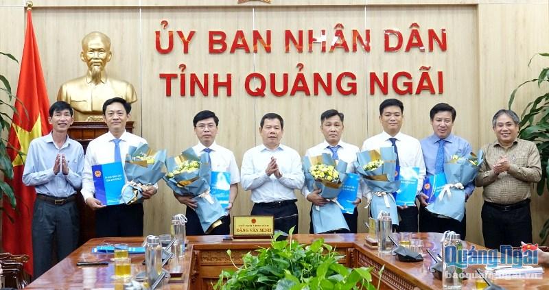 Chủ tịch UBND tỉnh Đặng Văn Minh trao Quyết định và tặng hoa chúc mừng các đồng chí  được điều động, luân chuyển.