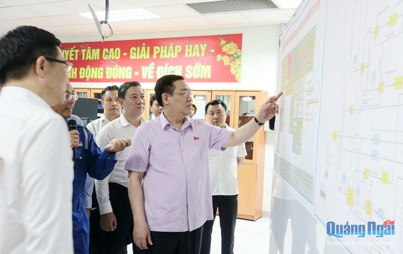 Ủy viên Bộ Chính trị, Chủ tịch Quốc hội Vương Đình Huệ thăm Nhà máy Lọc dầu Dung Quất.