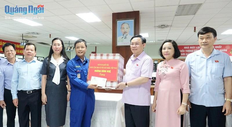Chủ tịch Quốc hội Vương Đình Huệ trao quà cho người lao động Nhà máy Lọc dầu Dung Quất.