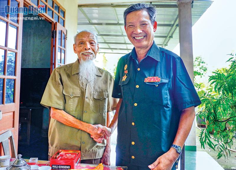 Ông Vương Đình Bường (bên phải) vui mừng khi gặp lại đồng đội Nguyễn Minh Phước, ở phường Nguyễn Nghiêm (TX.Đức Phổ).                                                                                   ẢNH: Đăng SƯƠNG