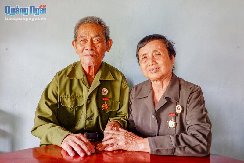 Vợ chồng thương binh Nguyễn Năm, Ngô Thị Thọ chia sẻ, động viên nhau trong cuộc sống thường ngày. (ẢNH: Đ.SƯƠNG)