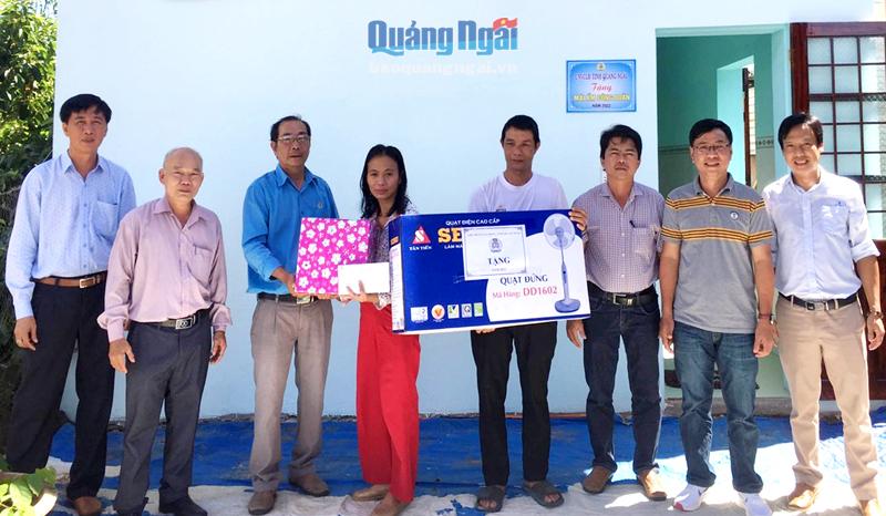 Đại diện các đơn vị tặng quà gia đình chị Phạm Thị Phúc Hảo, ở xã Bình Trị (Bình Sơn). 