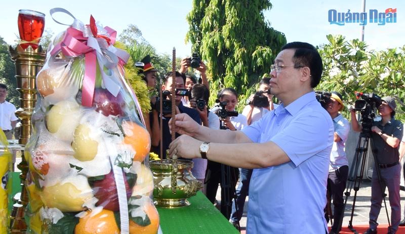 Chủ tịch Quốc hội Vương Đình Huệ dâng hương tưởng niệm các anh hùng, liệt sĩ tại TP.Quảng Ngãi