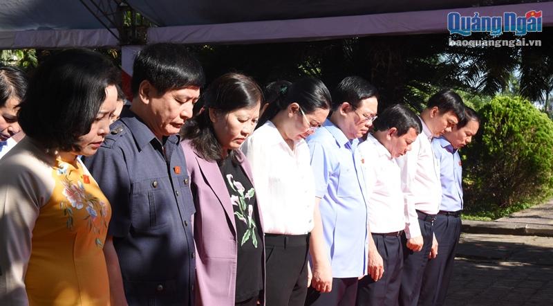 Chủ tịch Quốc hội Vương Đình Huệ cùng Đoàn công tác của Quốc hội và lãnh đạo tỉnh Quảng dành một phút mặc niệm tưởng nhớ, tri ân công ơn các anh hùng liệt sĩ.