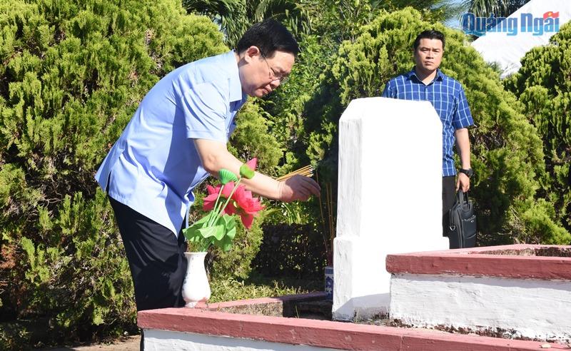 Chủ tịch Quốc hội Vương Đình Huệ dâng hương lên các phần mộ liệt sĩ.