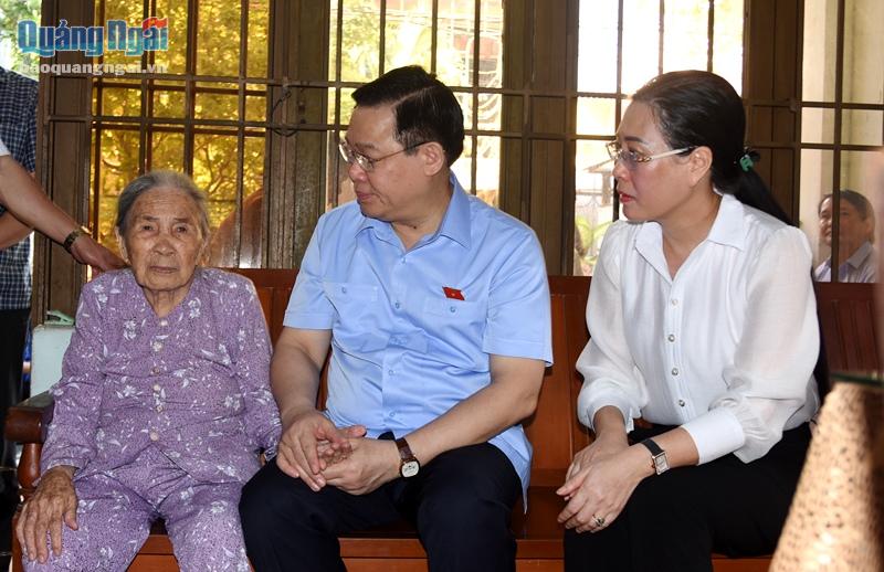 Chủ tịch Quốc hội Vương Đình Huệ cùng Đoàn công tác của Quốc hội và lãnh đạo tỉnh Quảng Ngãi thăm Mẹ VNAH Lê Thị Thư .