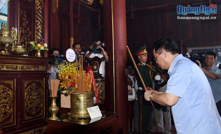 Chủ tịch Quốc hội Vương Đình Huệ dâng hương tưởng nhớ Thủ tướng Phạm Văn Đồng.