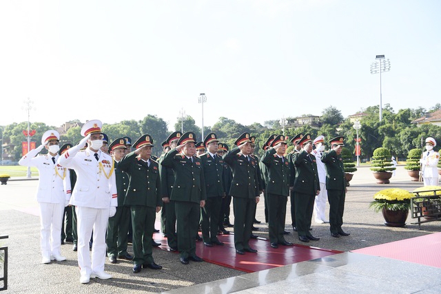 Đoàn đại biểu Quân ủy Trung ương và Bộ Quốc phòng vào lăng viếng Chủ tịch Hồ Chí Minh - Ảnh: VGP/Nhật Bắc