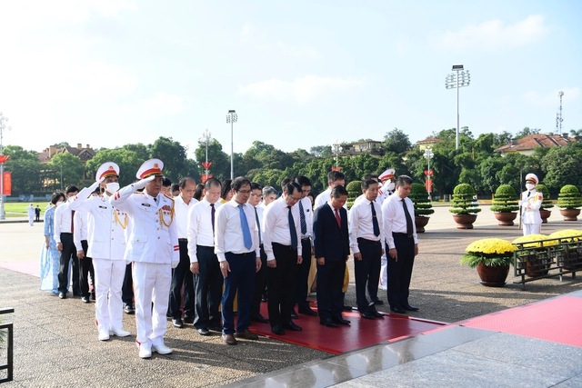 Đoàn đại biểu Bộ Lao động - Thương binh và Xã hội vào lăng viếng Chủ tịch Hồ Chí Minh - Ảnh: VGP/Nhật Bắc